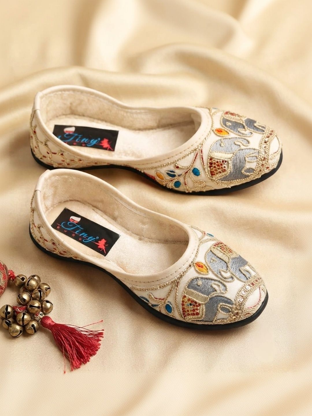 Tiny Bugs Girls Embellished Ethnic Mojaris Flats-picture-56