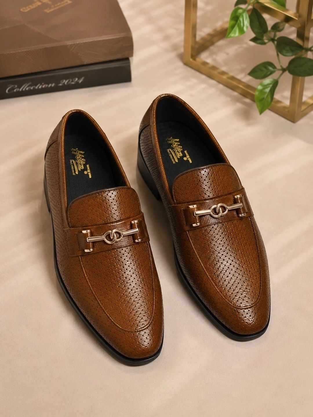 Hitz Men Textured Leather Pointed Toe Slip-On Loafers-picture-16