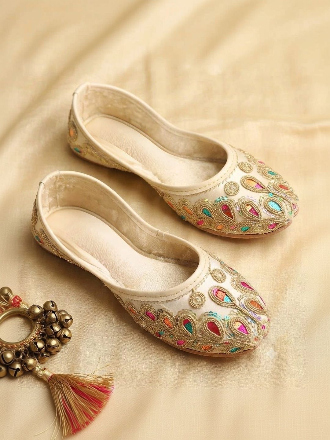 Dripteen Girls Embellished Ethnic Mojaris with Embroidered Flats-picture-20
