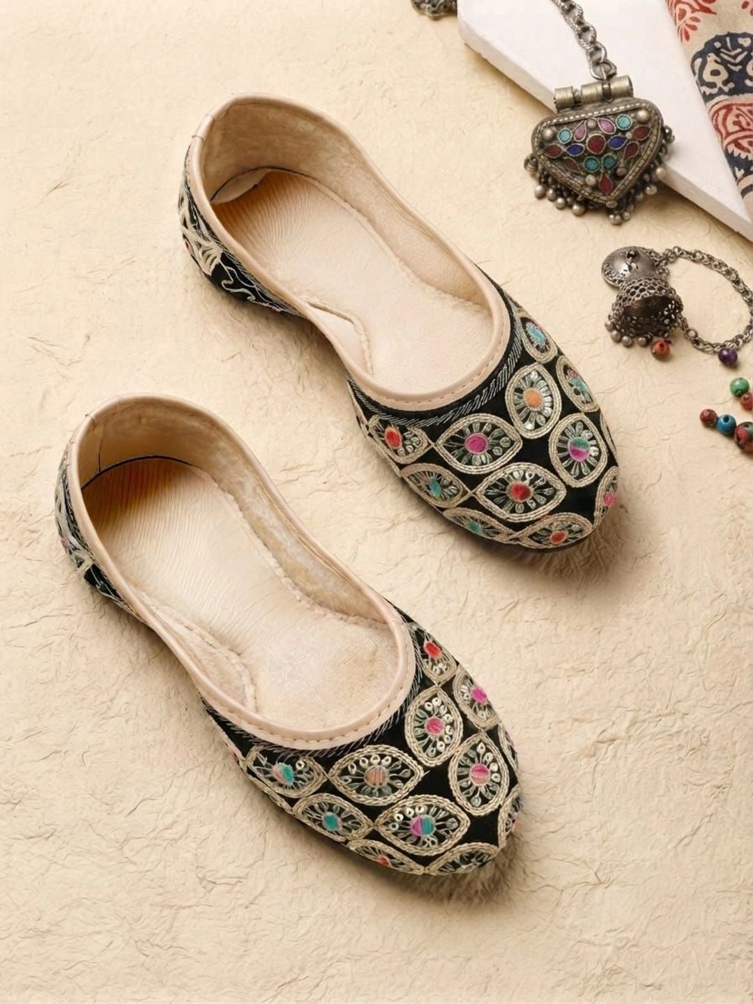 Dripteen Girls Embellished Ethnic Mojaris Flats-picture-32