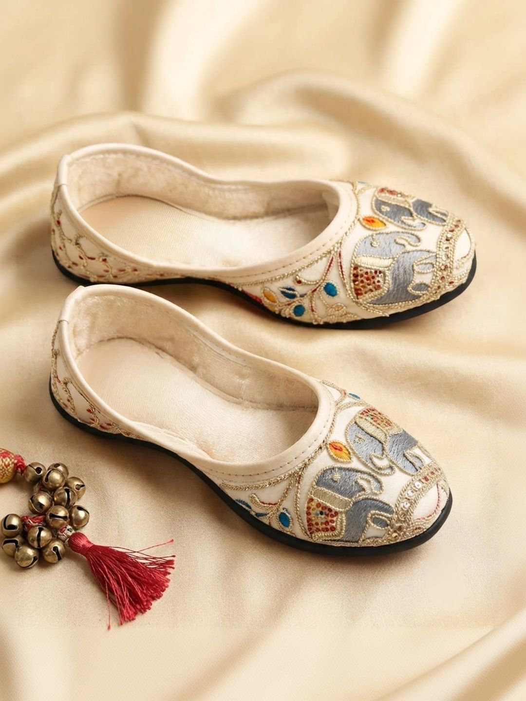 Dripteen Girls Embellished Ethnic Mojaris Flats-picture-32