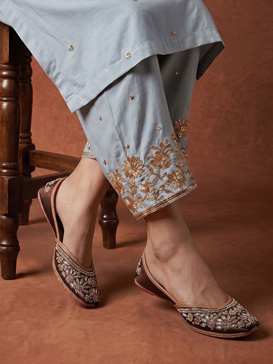 House of Pataudi Women Ethnic Embellished Mojaris Flats-picture-58