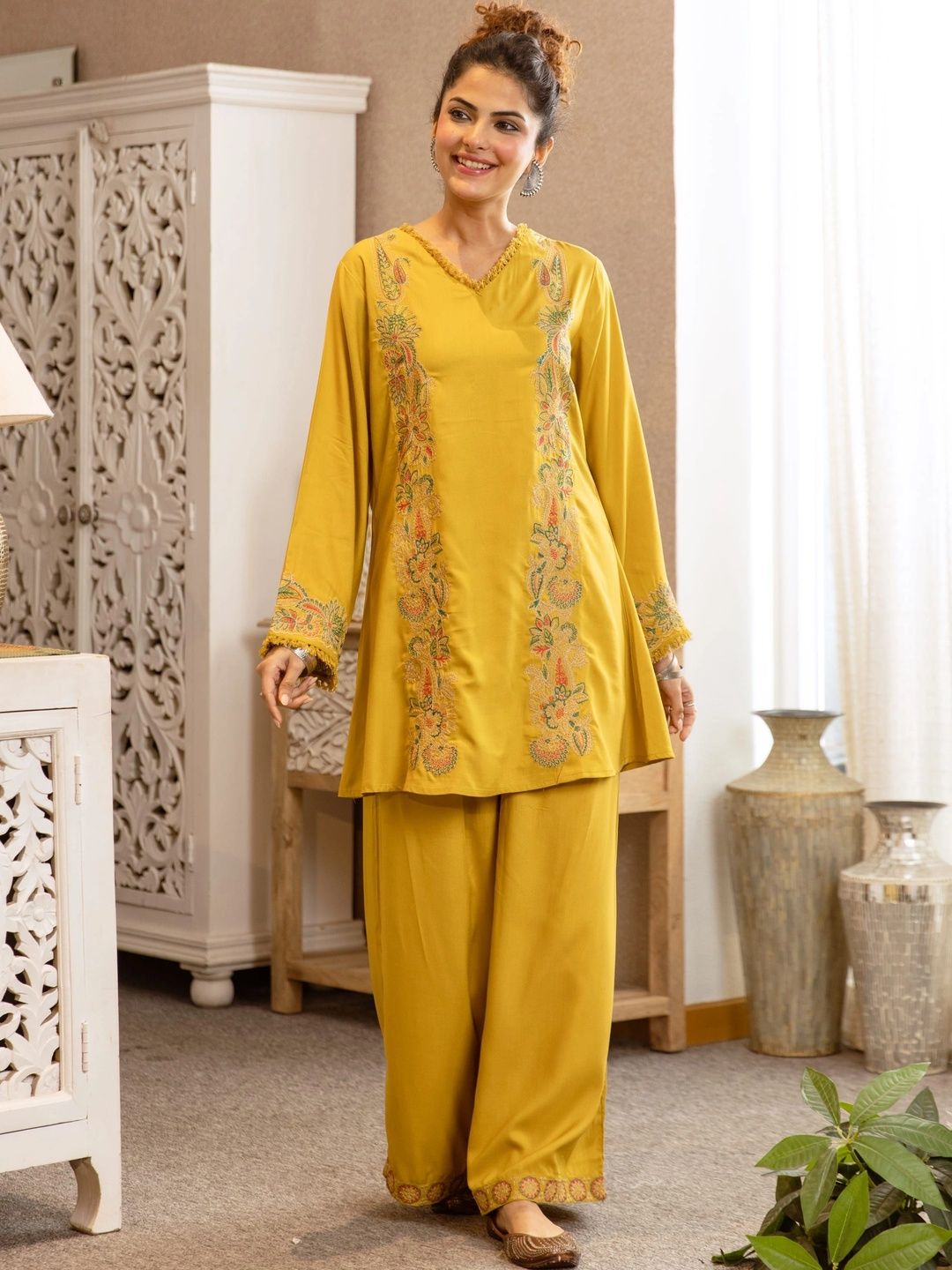 Sangria Women Ethnic Motifs Embroidered Regular Thread Work Kurta with Palazzos-picture-43