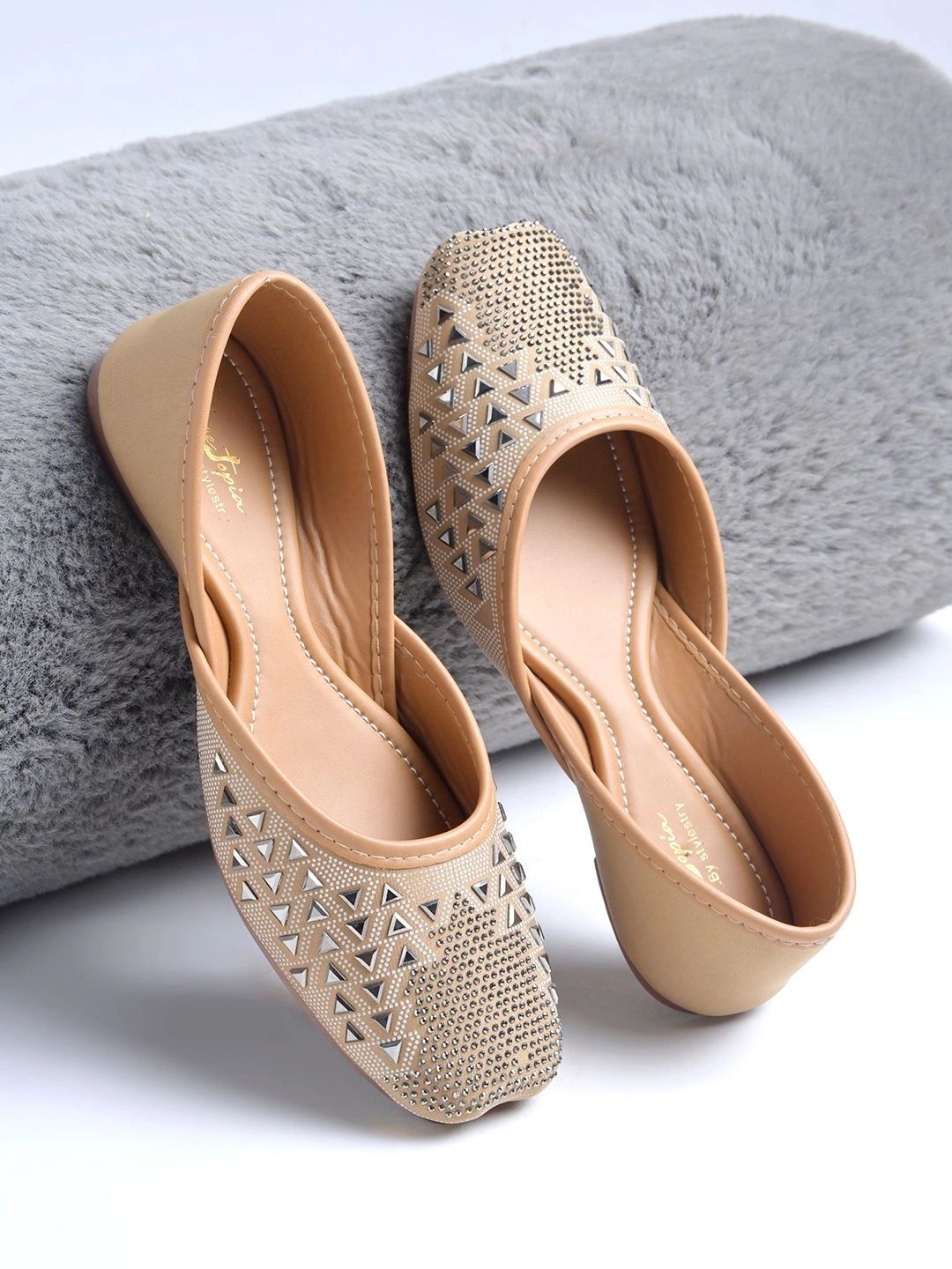 Shoetopia Girls Embellished Ethnic Mojaris Flats-picture-43