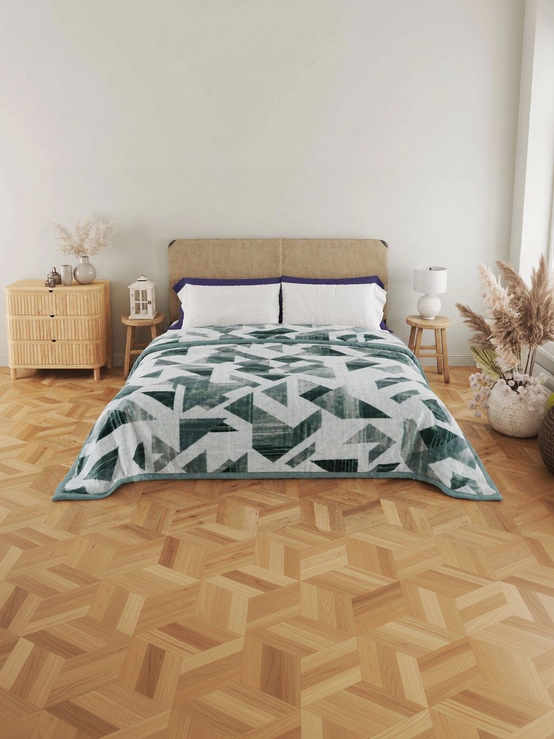 Nivasam Blue & Green Geometric Mink Mild Winter 600 GSM Blanket-image-25