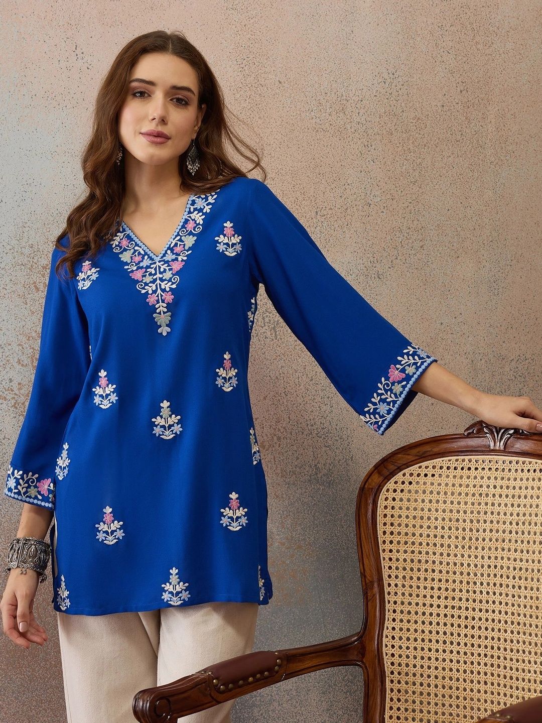 Anouk Floral Embroidered V-Neck Thread Work Liva Blend Thread Work Kurti