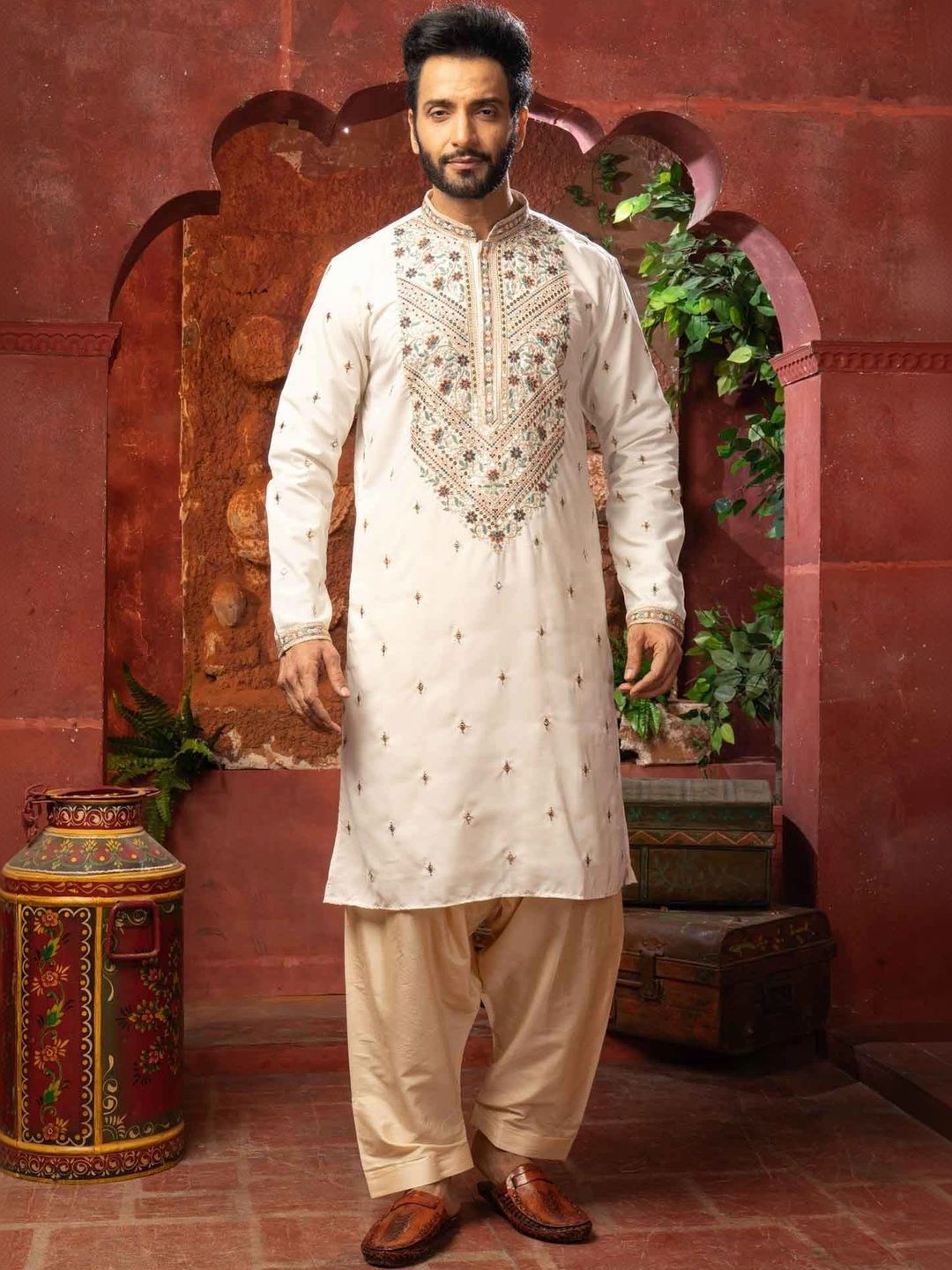 THE SHAHENSHA Men Ethnic Motifs Embroidered Regular Thread Work Raw Silk Kurta with Patiala-picture-28