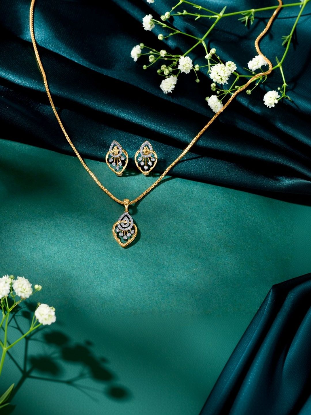 P N GADGIL JEWELLERS 14KT Gold Natural Diamond With 1 Carat Pendant Set-picture-12