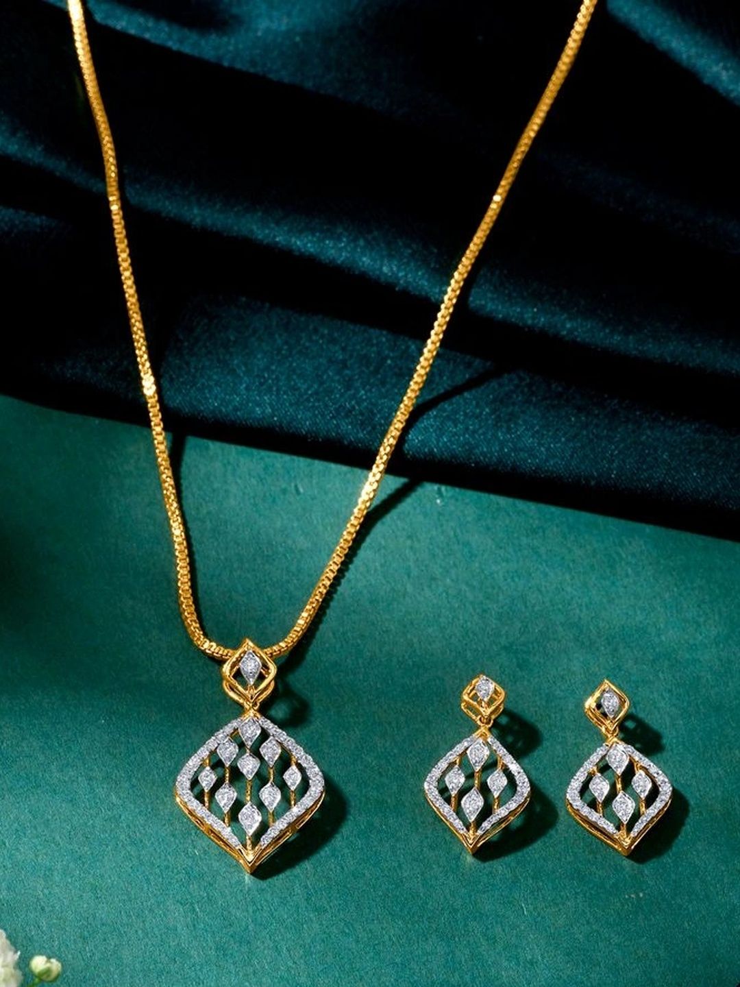 P N GADGIL JEWELLERS 14KT Gold Natural Diamond With 1 Carat Pendant Set-picture-39
