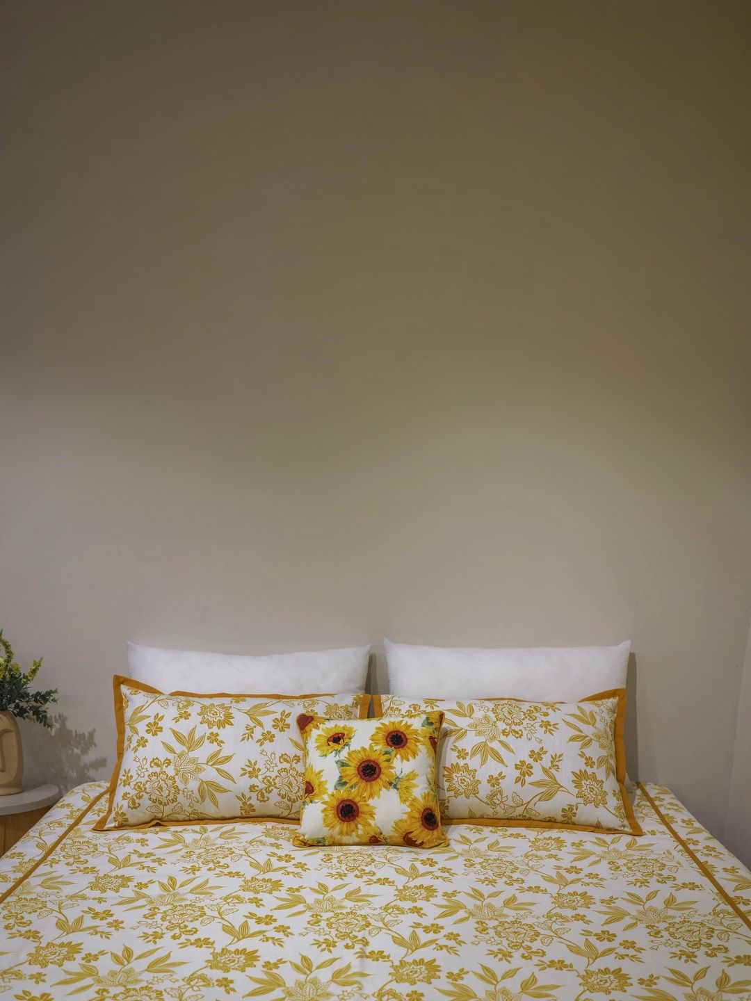 EcruE Yellow & White Floral 210 TC King Bedsheet with 2 Pillow Covers-image-21