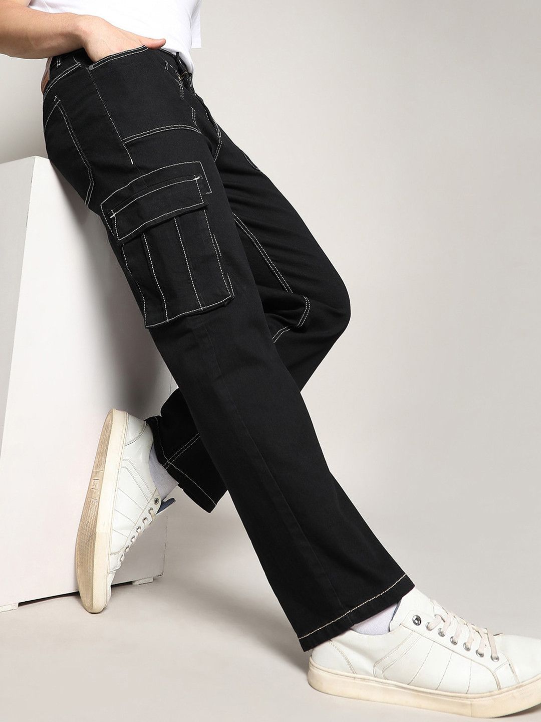 Campus Sutra Black Men Relaxed Fit Clean Look Cotton Cargo Jeans
