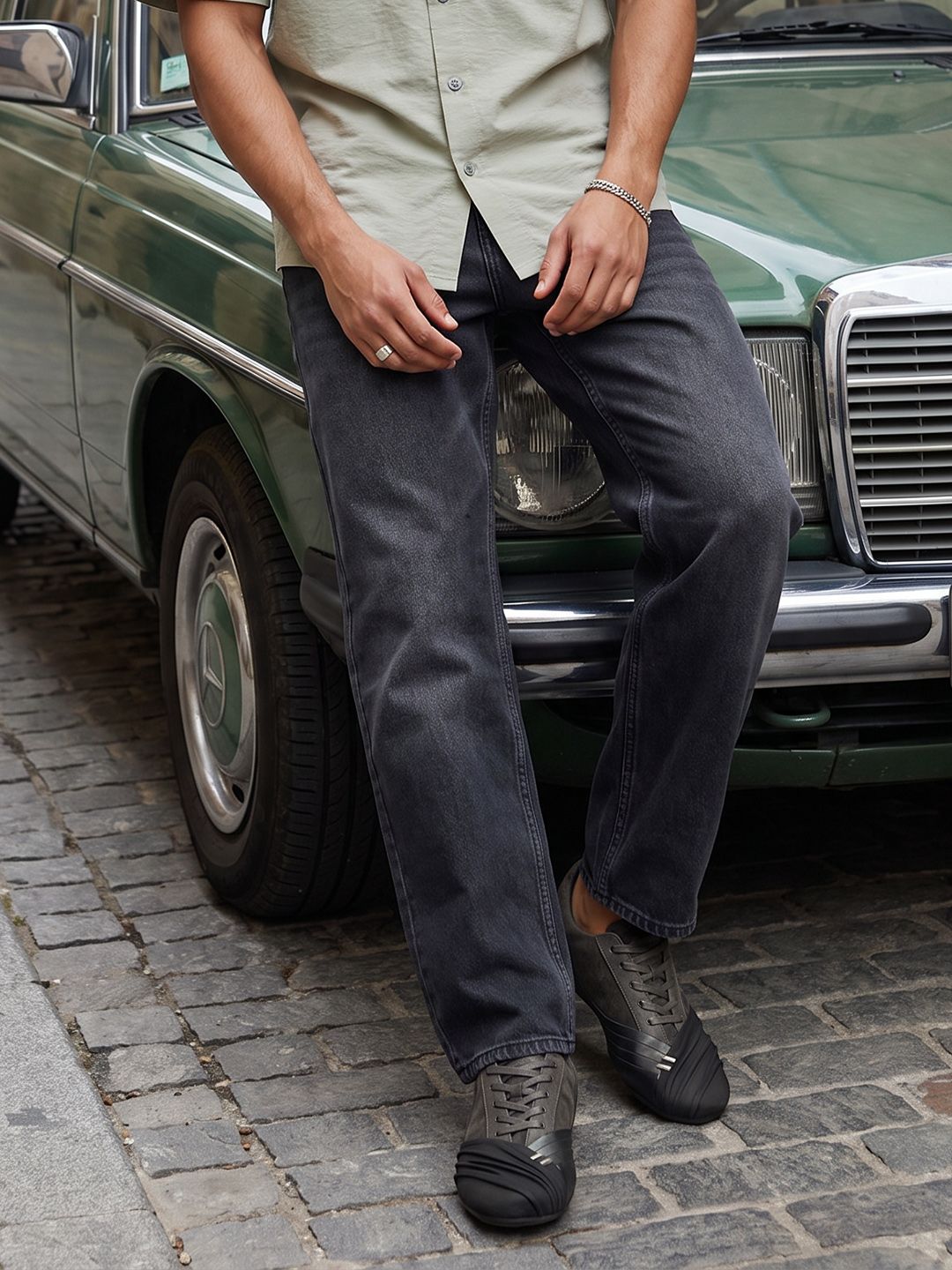 The Roadster Life Co. Men Relaxed Fit Light Fade Stretchable Jeans-picture-23