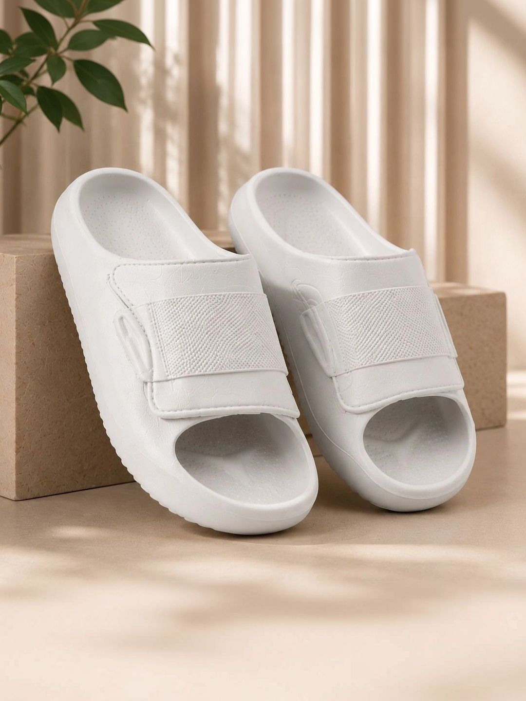 The Roadster Lifestyle Co. Men Sliders-picture-26