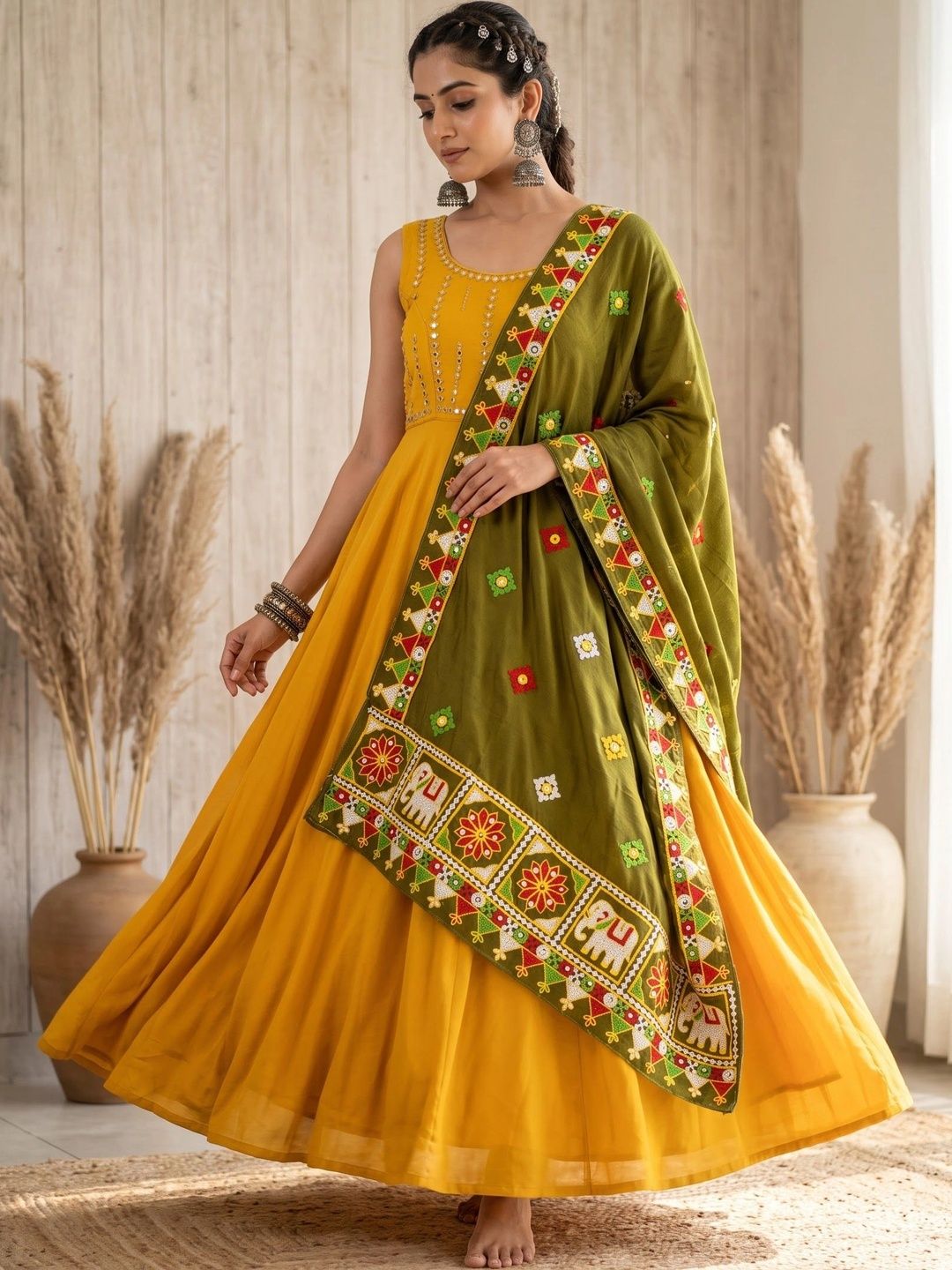 Komurr Ethnic Motifs Embroidered Dupatta with Thread Work-picture-19