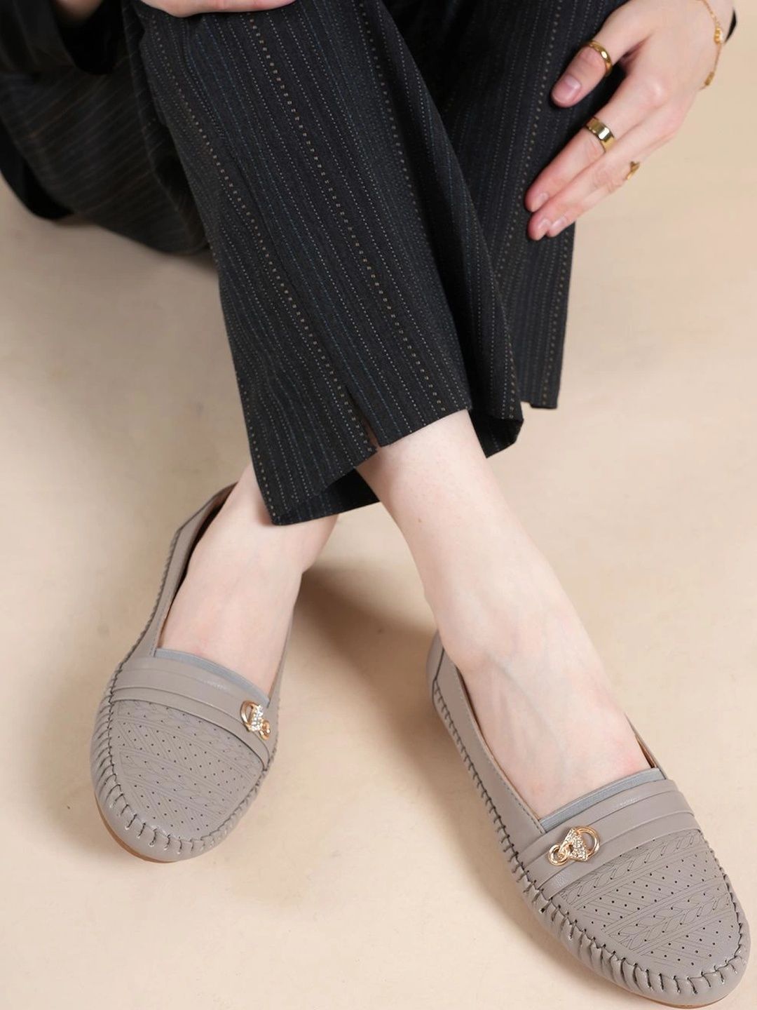 Roadster Women Textured Mojaris Flats-image-31