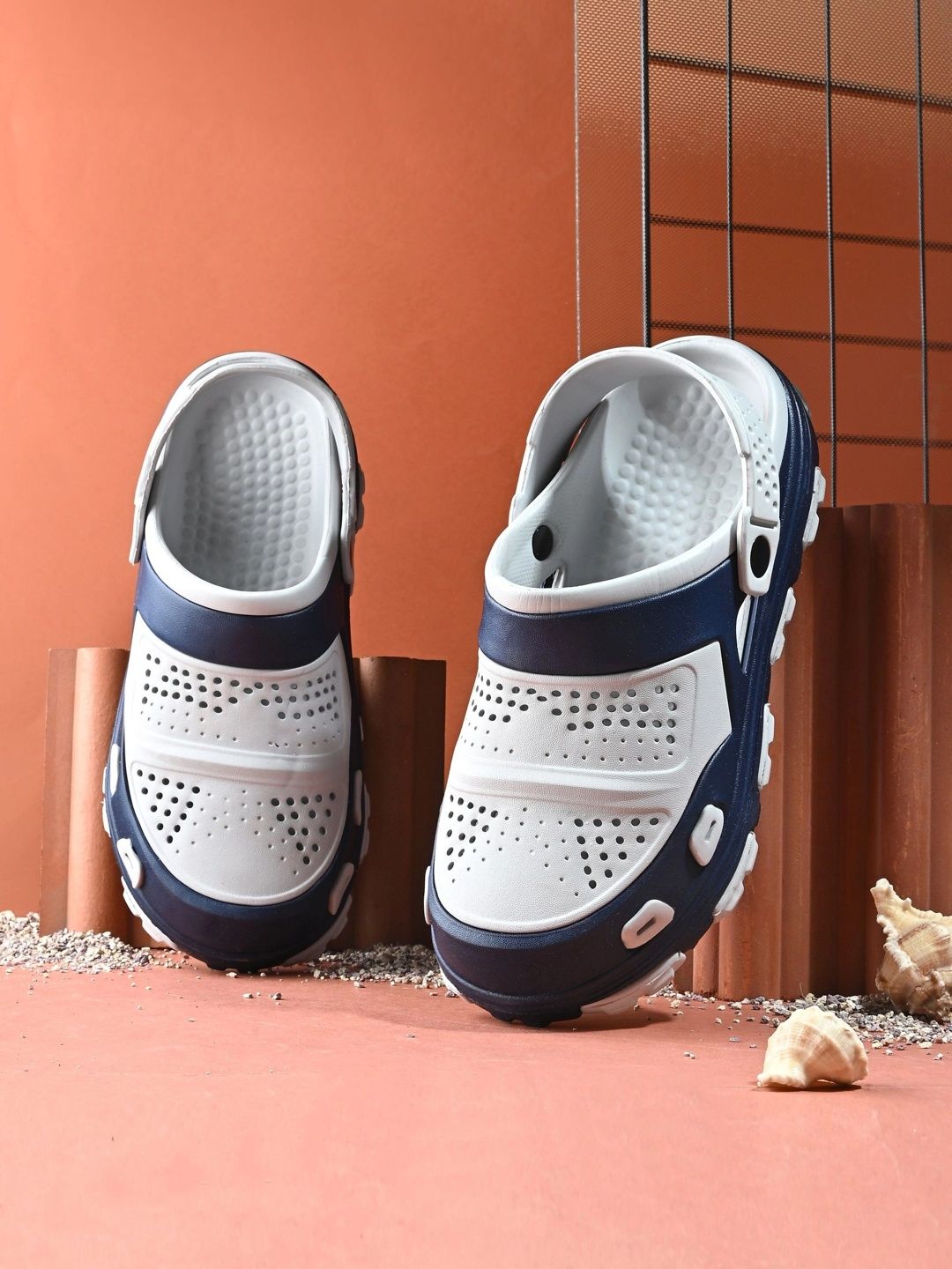 Roadster Men Colourblocked Clogs-picture-38