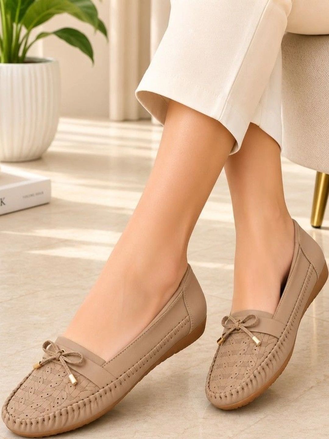Roadster Women Textured Mojaris with Bows Flats-image-39