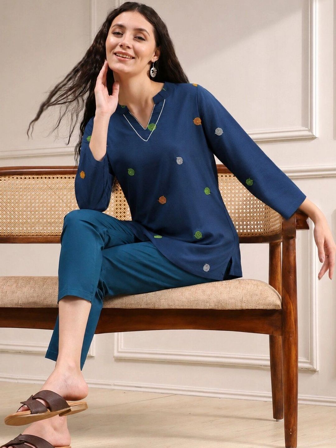 LAZURI BOUTIQUE Embroidered V-Neck Thread Work Khadi Thread Work Kurti-picture-14