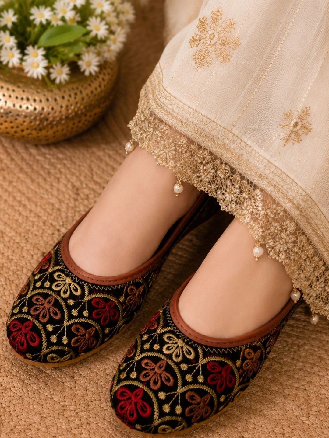 Anouk Women Embellished Ethnic Mojaris with Embroidered Flats-picture-28