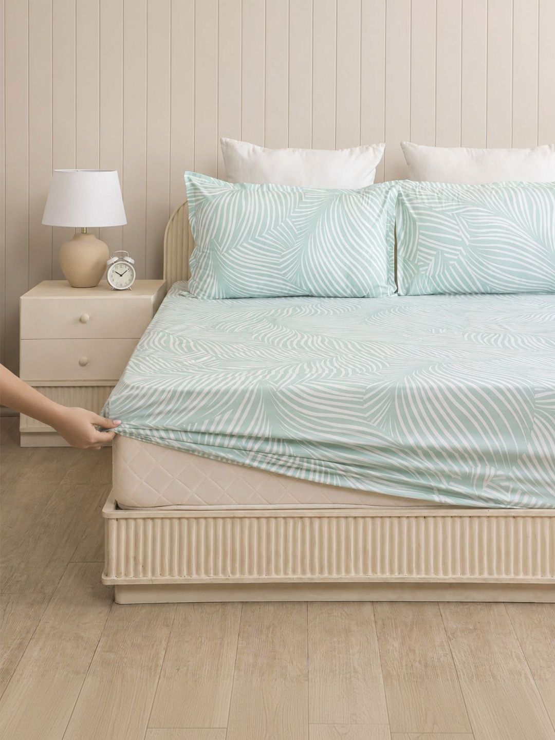 HOMEMONDE Green & White 180 TC King Bedsheet with 2 Pillow Covers-picture-28