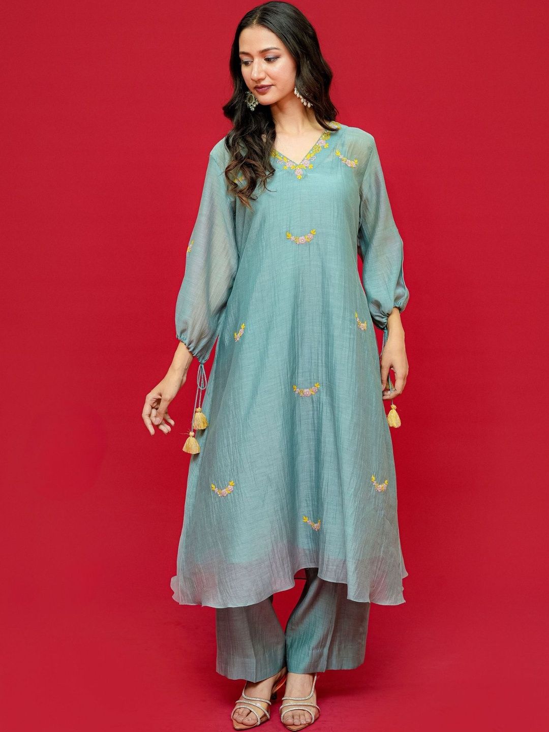 AMAHI Floral Embroidered V-Neck Thread Work Handloom Thread Work Kurti-picture-51