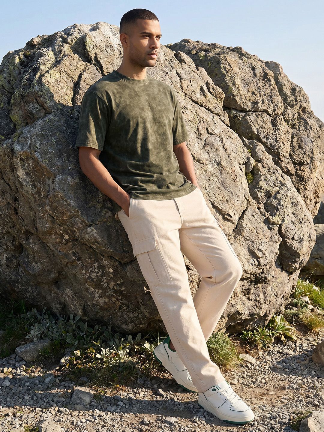 The Roadster Lifestyle Co Men Pure Cotton Relaxed Fit Cargos Trousers-picture-57