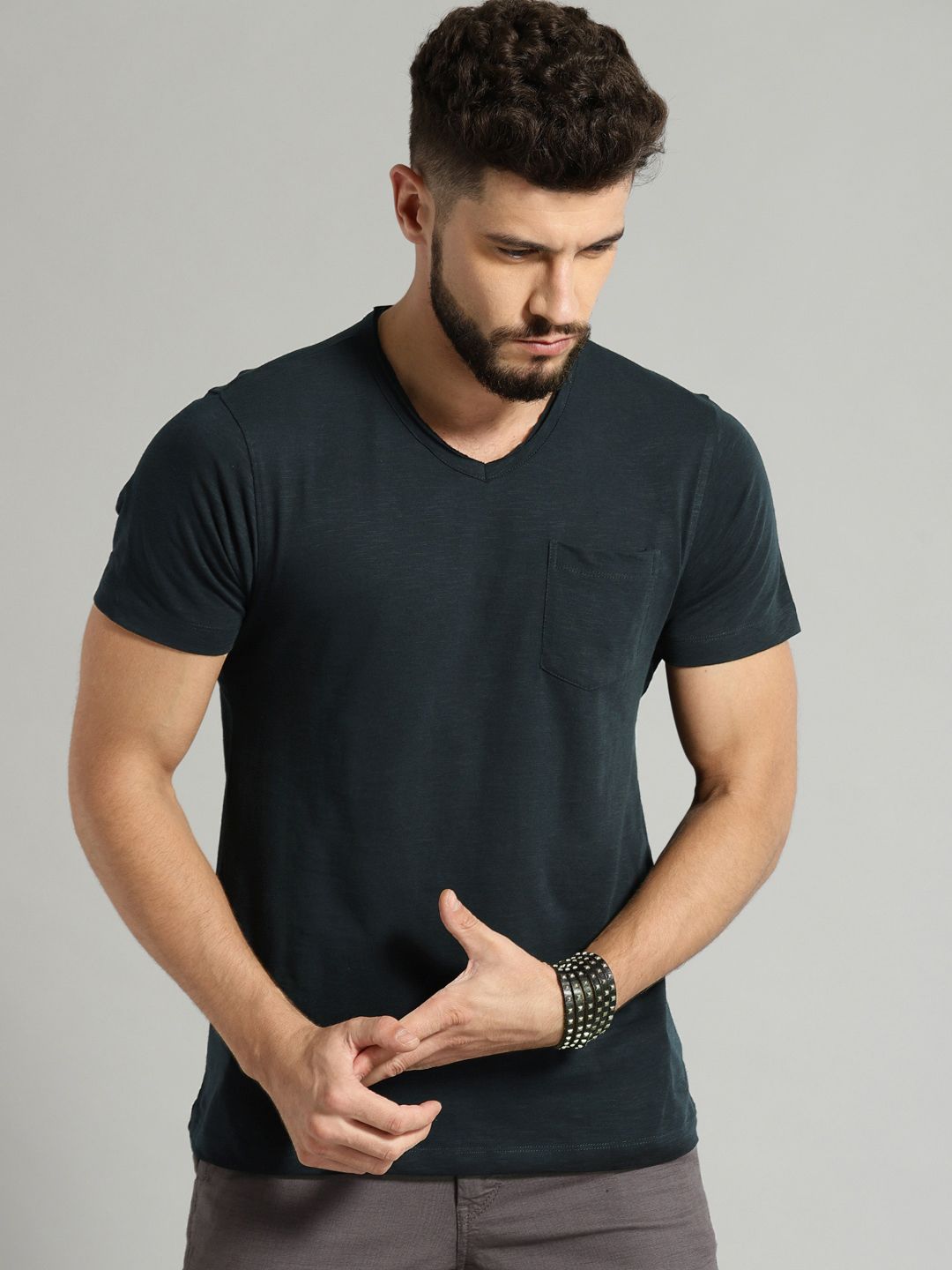 Roadster Men Navy V-Neck T-shirt