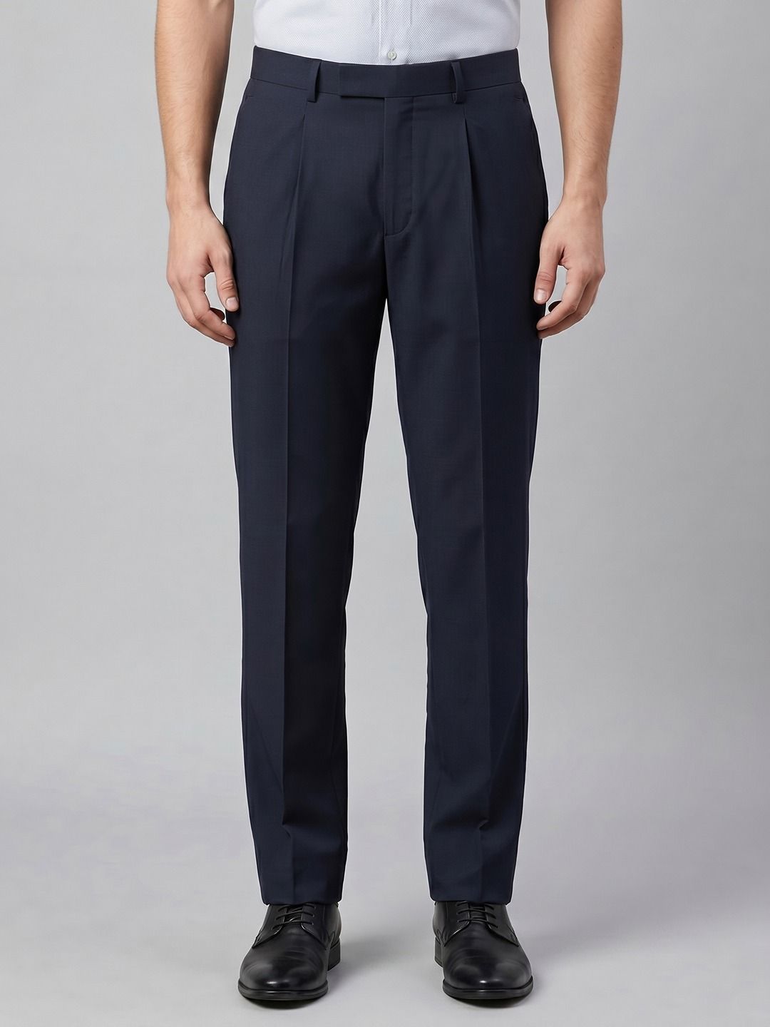 INVICTUS Men Black Solid Relaxed Fit Pleated Trousers-picture-17
