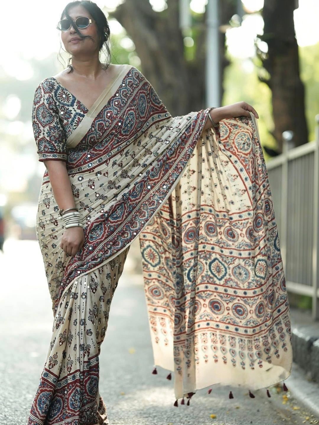 Saanvi Paisley Mirror Work Poly Crepe Saree-picture-10