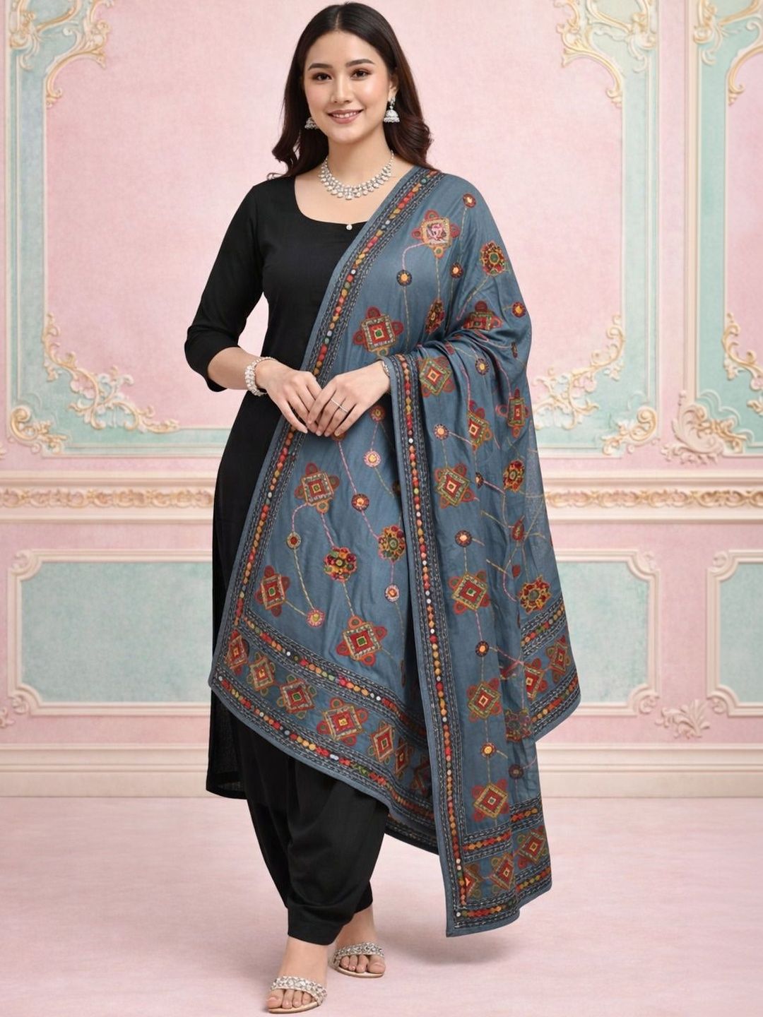 YUGAVEERAA Embroidered Dupatta with Mirror Work-picture-10