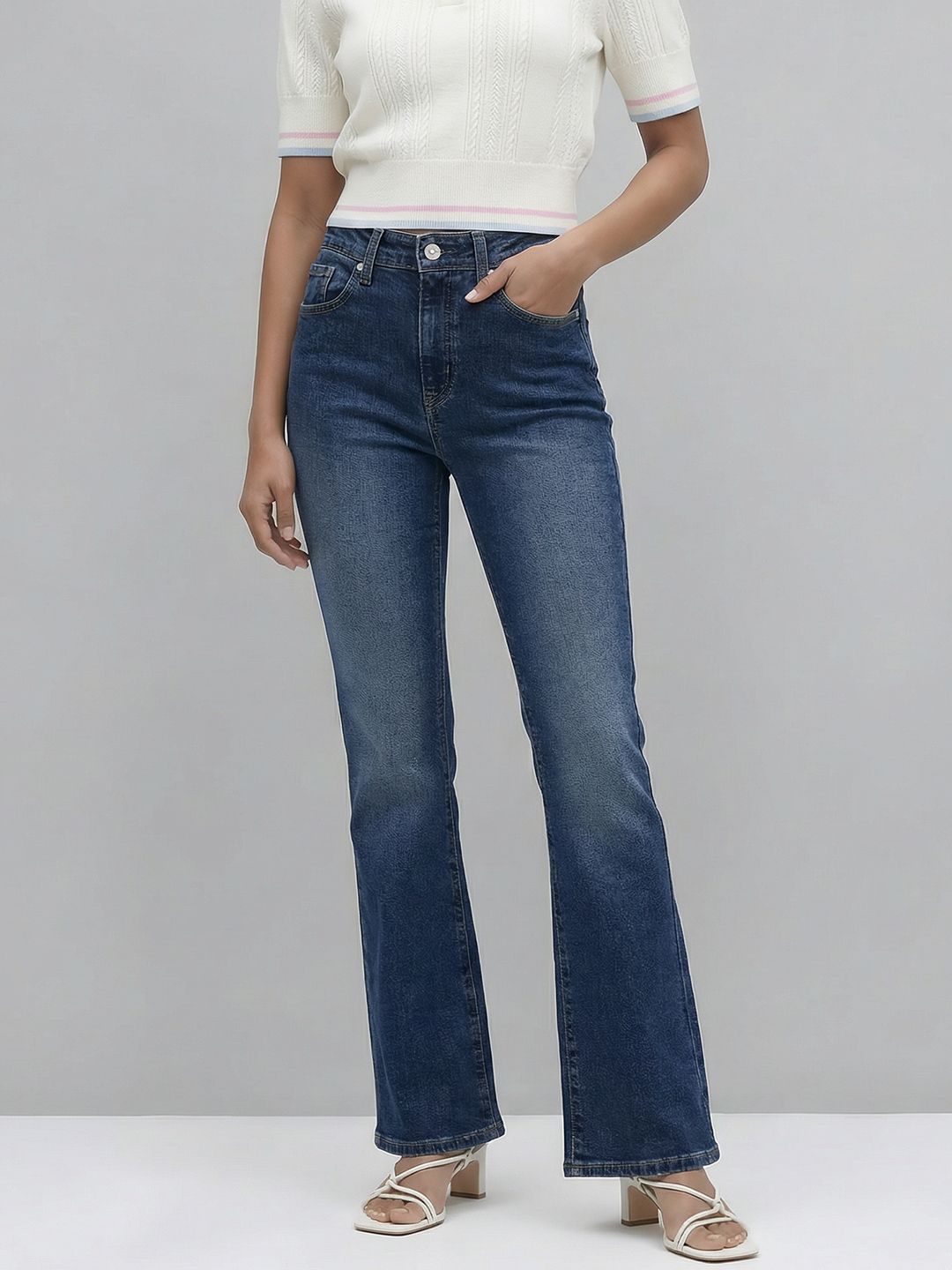 Levis Women 725 Bootcut High-Rise Light Fade Stretchable Jeans