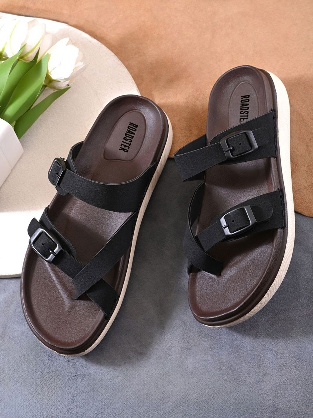 The Roadster Lifestyle Co Men Toe Loop Casual Sandals With Buckle Straps-image-4