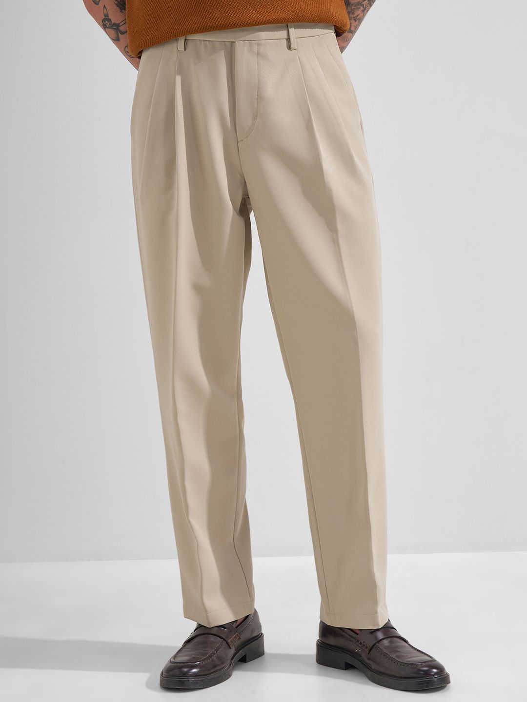 HIGHLANDER Men Beige Solid Pleated Tapered Fit Trouser-picture-15