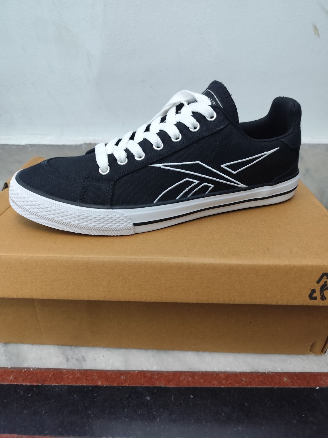 Buy Reebok Men Lightweight Cushioned Sneakers - College Casual