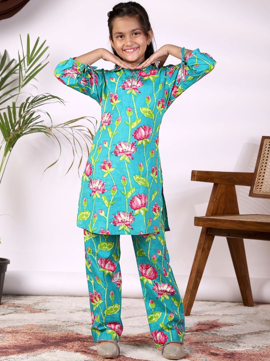 Sangria Girls Printed Pure Cotton Shirt Collar Kurta & Trousers-picture-23
