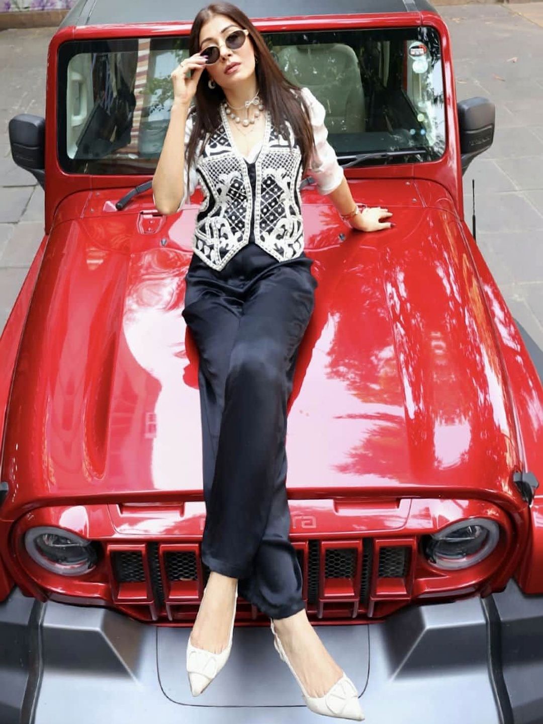 ASHNA VASWANI Embellished V-Neck Waistcoat-picture-22