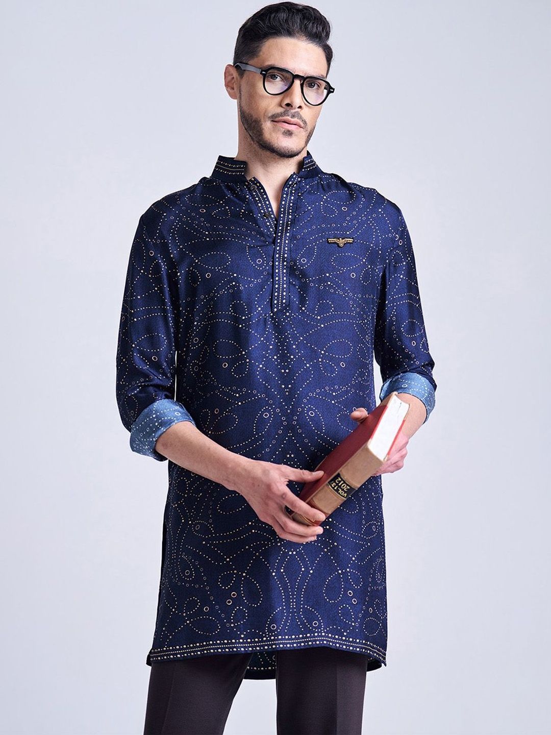 S&N by Shantnu Nikhil Men Geometric Sequinned Silk Kurta-picture-51