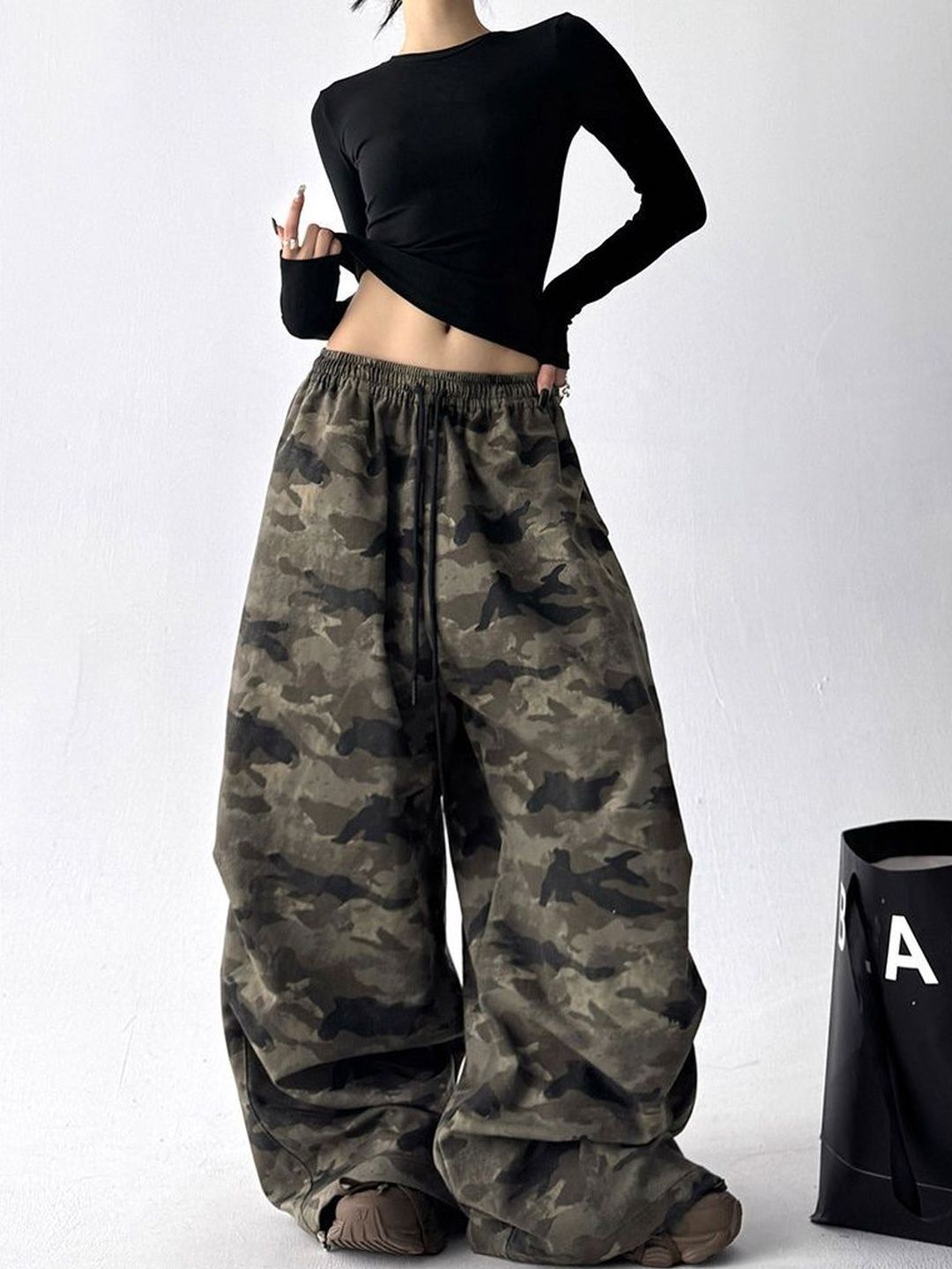 Suo Women Camouflage Printed Loose Fit Low-Rise Easy Wash Cargos Trousers-picture-18
