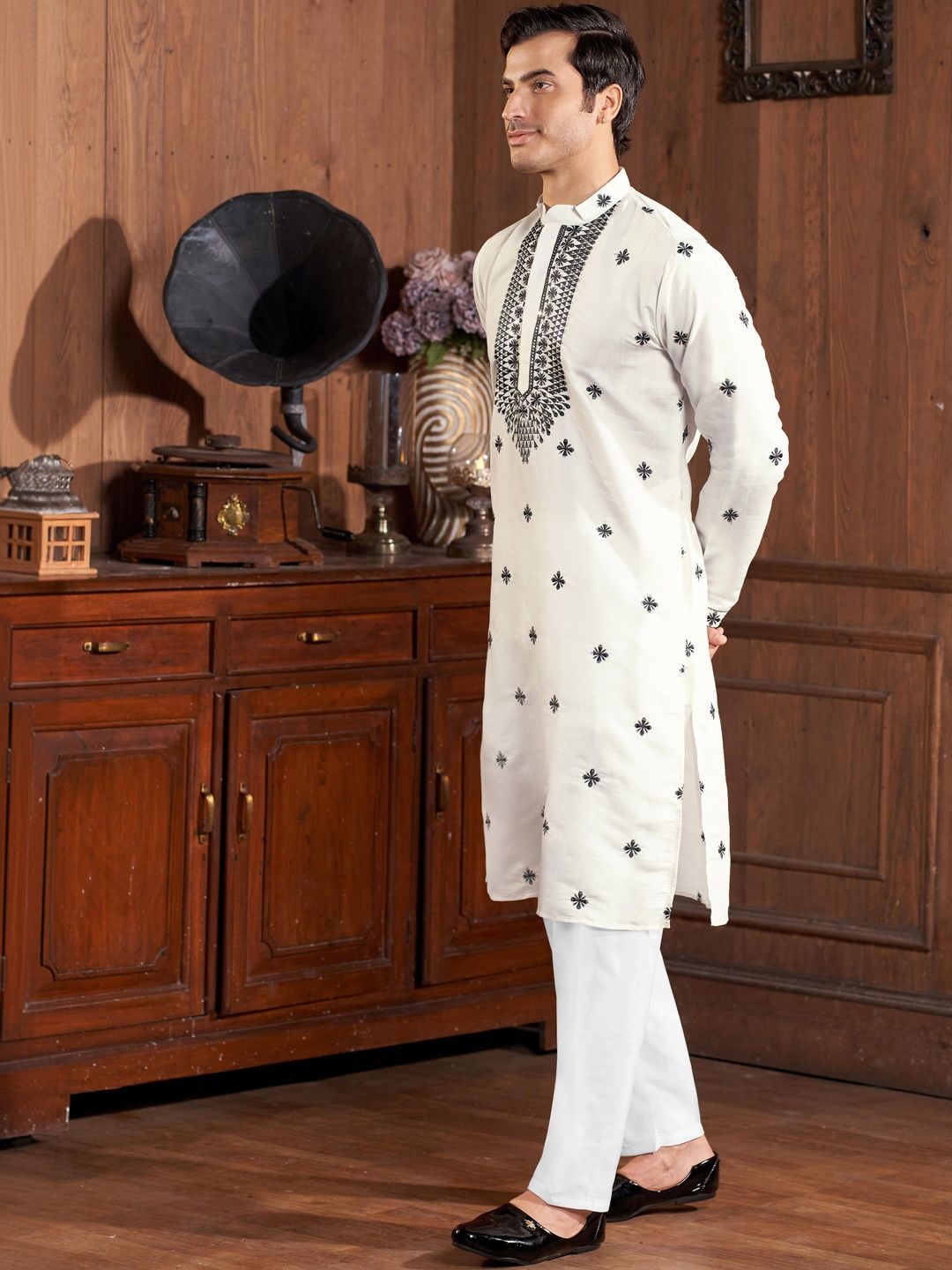 House of Pataudi Embroidered Mandarin Collar Knee Length Straight Kurtas-picture-36