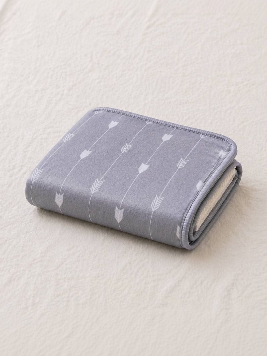 The Little Lookers Grey & Grey Geometric 600 GSM Blanket-picture-29