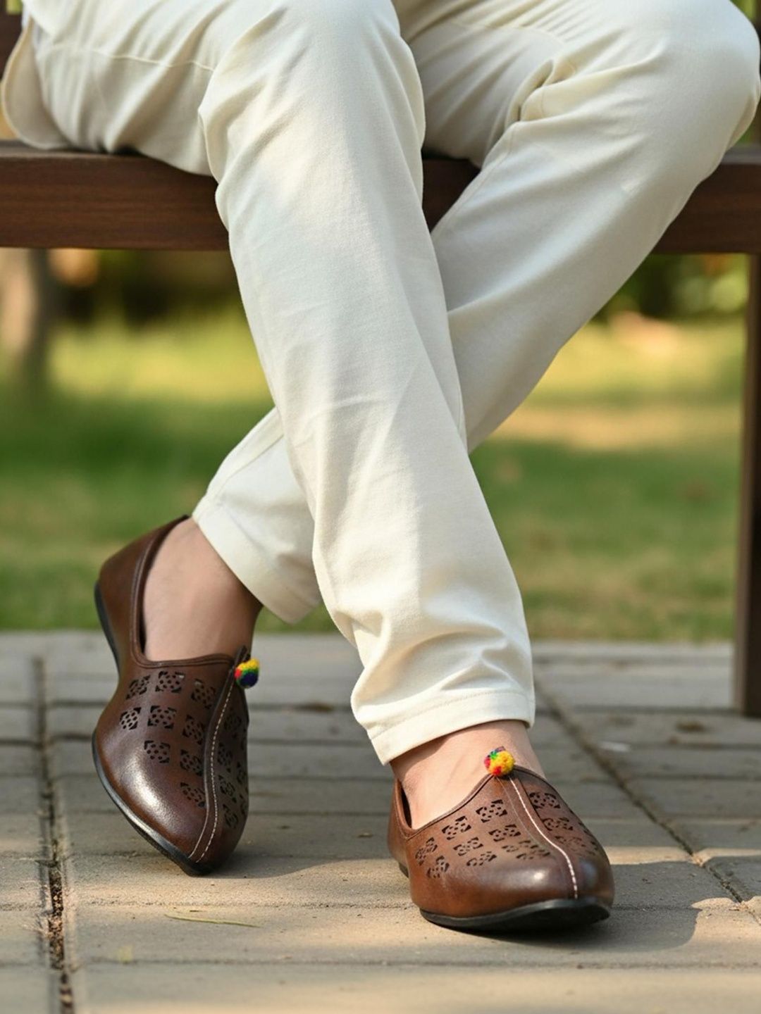 Anouk Men Textured Ethnic Mojaris with Embroidered Flats-picture-34