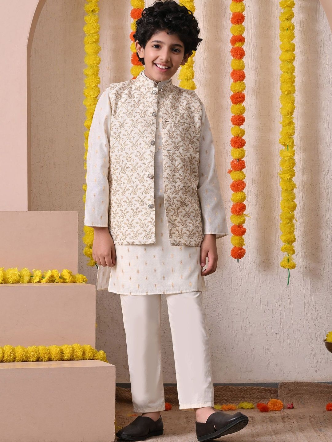 House of Pataudi Boys Ethnic Motifs Printed Regular Chanderi Silk Kurta with Trousers-image-35