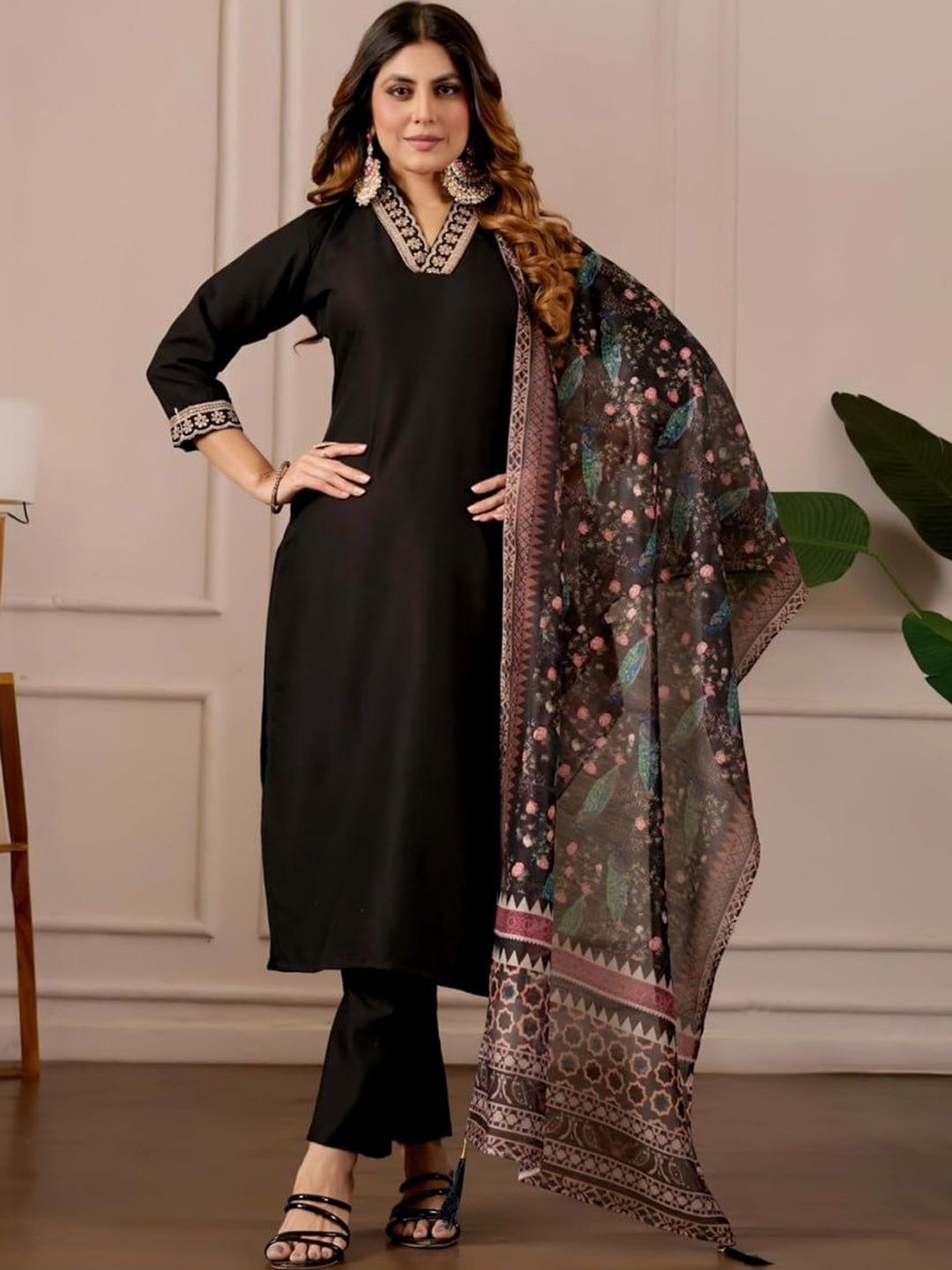 Gownwala Ethnic Motifs Embroidered V-Neck Thread Work Pure Cotton Blend Thread Work Kurti-picture-17