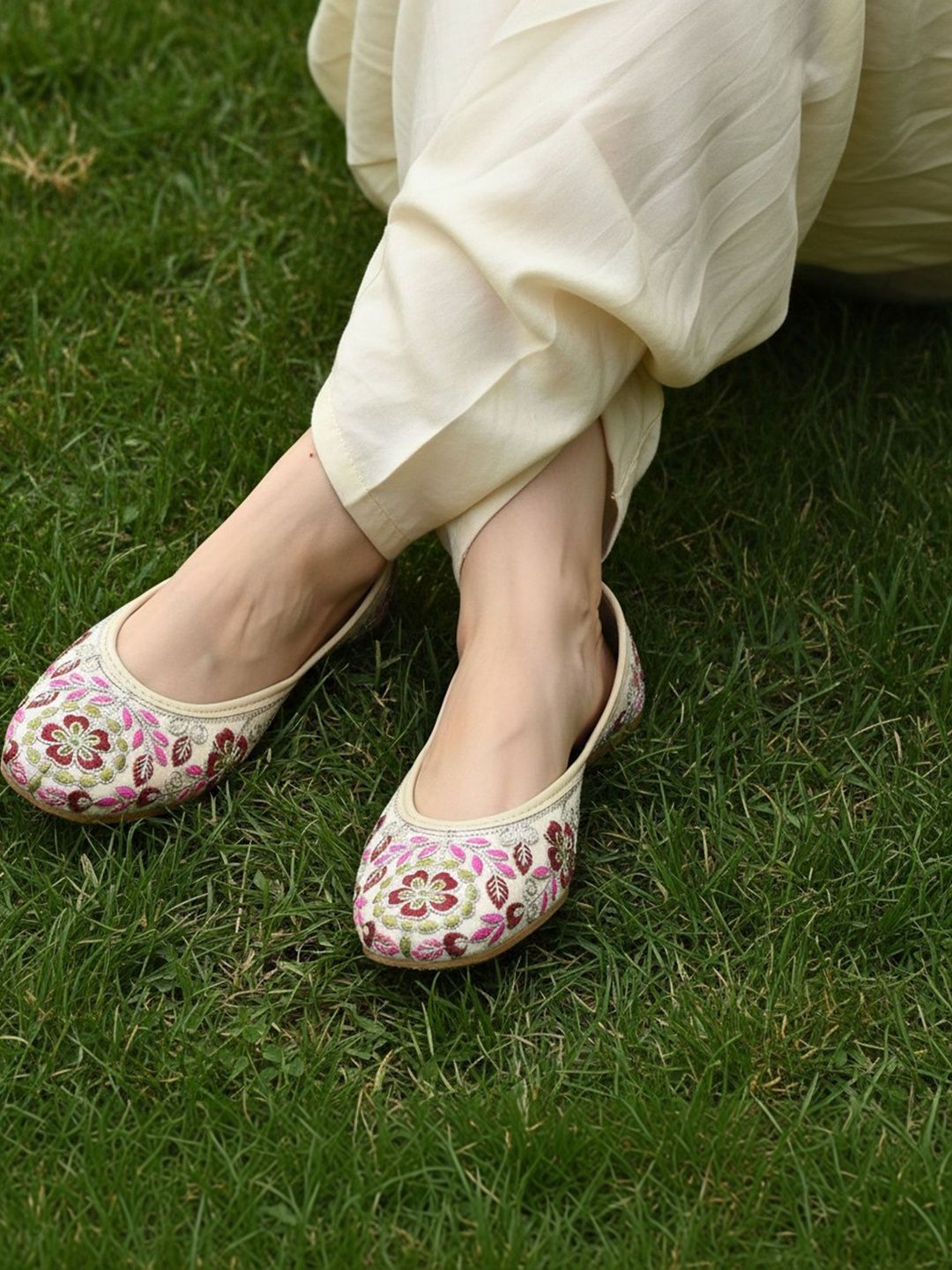 Moda Rapido Women Embellished Ethnic Mojaris with Embroidered Flats-picture-20