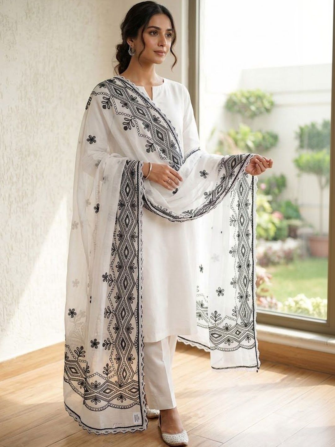 Mytrendzs Ethnic Motifs Embroidered Dupatta with Thread Work-picture-26