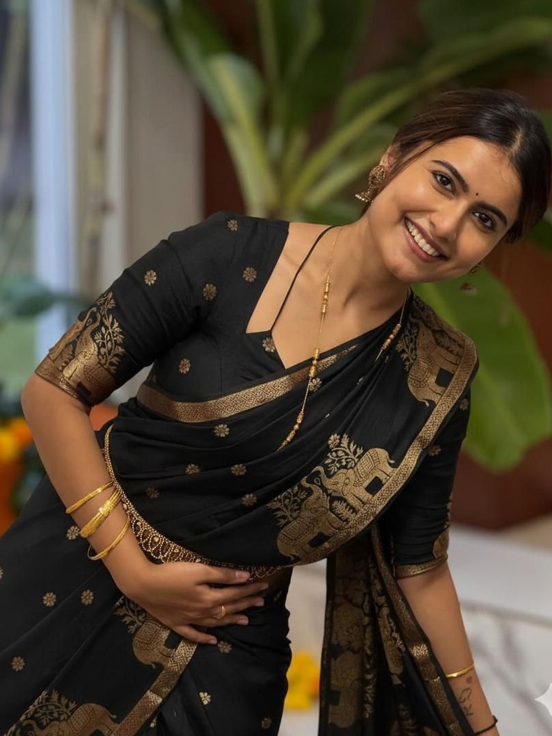 Shriyangan Ethnic Motifs Woven Design Zari Banarasi Saree-picture-56