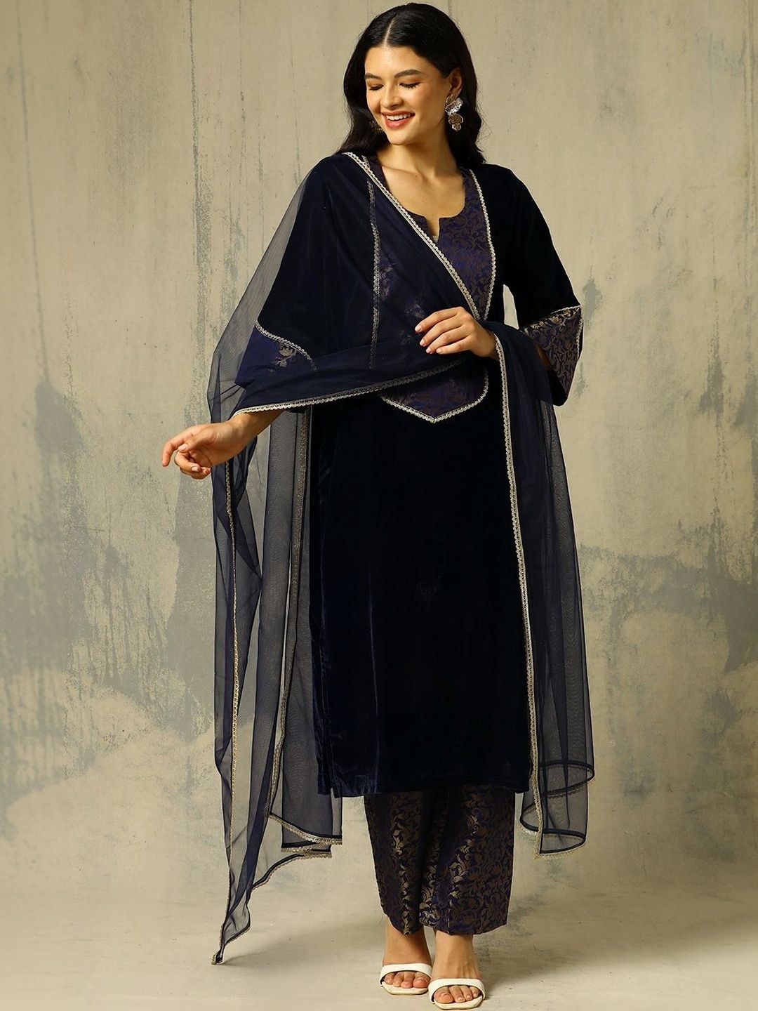 AVANSHEE AVANSHEE Women Ethnic Motifs Regular Velvet Kurta with Trousers & With Dupatta