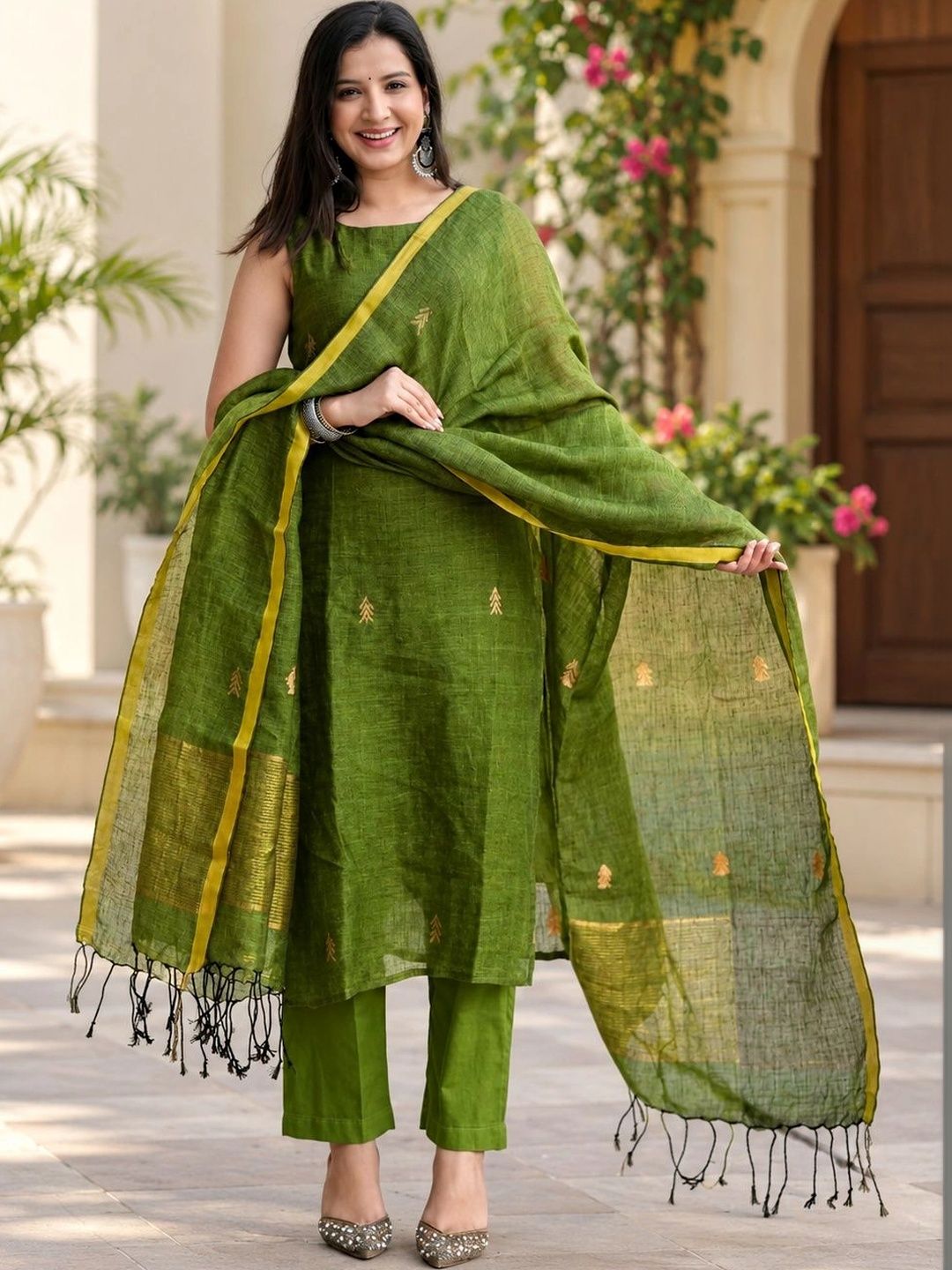 Crown Threads Crown Threads Women Ethnic  Thread Work Silk Crepe Kurta with Trousers & With Dupatta