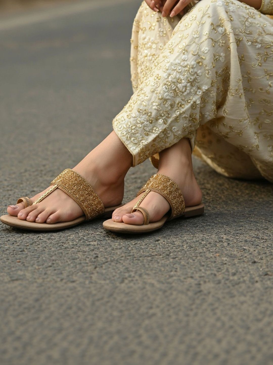 Anouk Women Embellished Ethnic One Toe Flats-picture-24