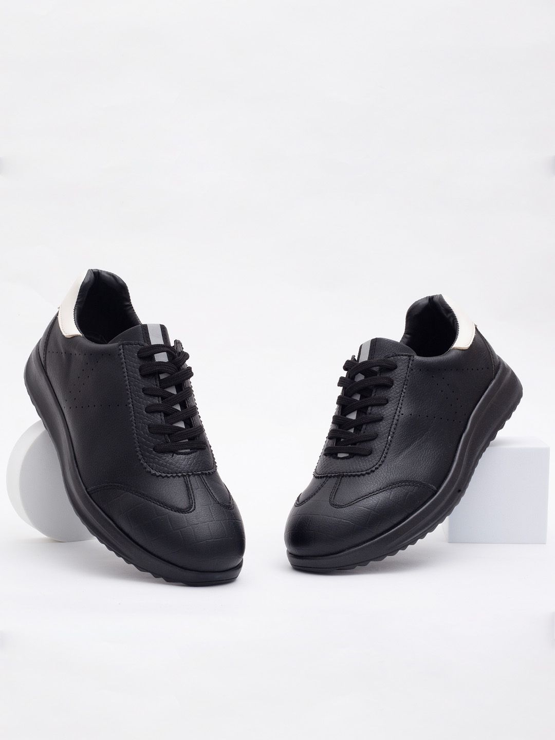 Big Fox Men Black Solid Oxfords